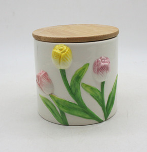 Plato Redondo de Cerámica Blanca con Borde Festoneado, Diseño 3D de Tulipanes, Flores Amarillas y Rosas - Product Image 4