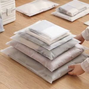 Sacs en plastique PE givrés recyclables avec trous d'aération et poignée de longueur de main pour l'emballage de chaussettes, de vêtements et de chaussures - Product Image 1