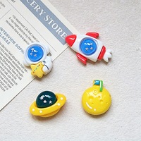 Breloques en résine de dessin animé : Astronaute, fusée, planète – Accessoires pour cheveux, boucles de chaussures DIY, décorations de réfrigérateur