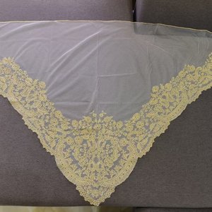 Mantilla de Encaje Español Blanco con Bordado Dorado, Manteleta Fallera Blanca - Product Image 5