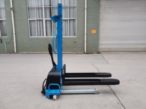 Apilador eléctrico portátil de 0,5 toneladas, carretilla elevadora de paletas de elevación automática de carga automática con batería de litio para industrias de restaurantes - Product Image 5