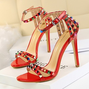 รองเท้าส้นสูงสำหรับผู้หญิง ดีไซน์เปิดนิ้วเท้า ประดับหมุดตกแต่ง ลายทางสีสันสดใส พื้นรองเท้า PU เพิ่มความสูง - Product Image 5