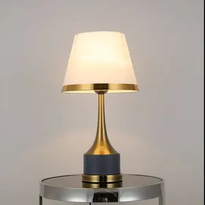 Lampu kamar tidur modern mewah, lampu meja ruang tamu dengan badan lampu warna-warni