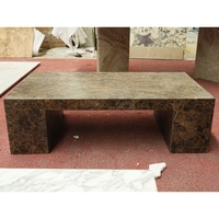 Table basse moderne en marbre brun Dark Emperador sur mesure SH STONE, profil bas, décor, deux pieds droits, salon, meubles de maison