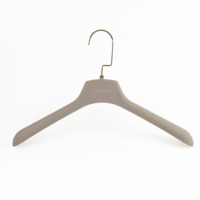 Cintre en plastique classique YT avec revêtement en caoutchouc, cintre durable pour vêtements, costumes et manteaux pour hommes