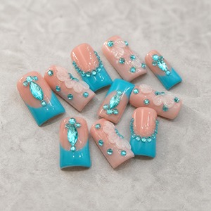 Faux ongles à presser dégradé rose et bleu, avec fleurs 3D et strass, couvrance totale, longueur moyenne, pour soirées - Product Image 6