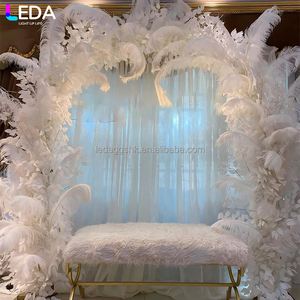 Arche de fleurs en plumes blanches faites à la main pour mariage, anniversaire, décoration intérieure LEDA - Product Image 1