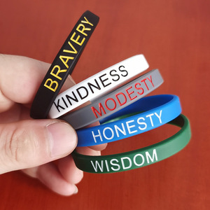 Braccialetti in Silicone Promozionali Personalizzati per Festival con Scritte di Coraggio, Saggezza <span class=keywords><strong>e</strong></span> <span class=keywords><strong>Gentilezza</strong></span> - Product Image 1