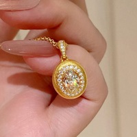 Kadınlar için Oval Halo CZ Kolye Kolye, 15mm, Altın Kaplama Pirinç Dokulu Disk, Altın