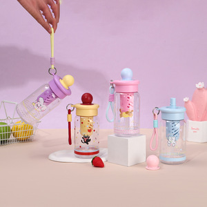 Jolie tasse ronde en plastique pour filles, bouteille d'eau portable avec paille, dessin animé, avec couvercle et poignée, pour usage extérieur - Product Image 1