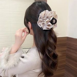 Pince à cheveux élégante en satin avec nœud floral perlé, pour coiffure mi-attachée, style doux et torsadé, idéale pour le bal de promo - Product Image 3