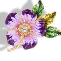 Neue Lila-Rosa Marmorierte Emaille-Blumenbrosche mit Grünem Blatt in der Mitte für Mäntel und Pullover für Damen