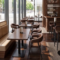 Tables, chaises et banquettes classiques rétro en finition noyer, structure solide, parfaites pour les restaurants, les cafés et les bars