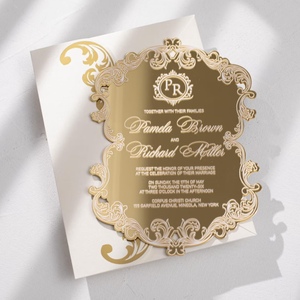 Elegante tarjeta de invitación de boda de metal dorado con marco ornamentado y nombres personalizados para decoración - Product Image 1