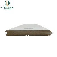 Langue et rainure en bois de cèdre naturel avec moulure en bois apprêté blanc