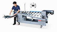 L'encolpeuse-plieuse JY-450, accompagnée d'un empileur, complète votre ligne de post-pressage pour cartons rigides et ondulés, empileur automatique de boîtes