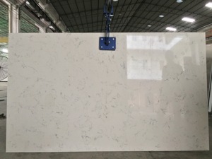 Plan de travail de cuisine moderne en dalle de pierre Calacatta Blanc avec rayures dorées, base blanche du Vietnam et points de verre - Product Image 3