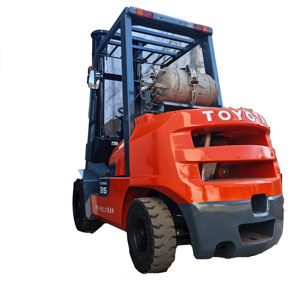 Chariot élévateur à fourche GPL Toyota d'occasion de 4,5 tonnes avec une hauteur de levage de 4 mètres - Product Image 1