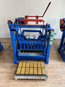 Machines semi-automatiques et manuelles <span class=keywords><strong>de</strong></span> fabrication <span class=keywords><strong>de</strong></span> briques pour la construction <span class=keywords><strong>de</strong></span> fondations et <span class=keywords><strong>de</strong></span> parkings, type 4-35, pour la production <span class=keywords><strong>de</strong></span> briques simples - Product Image 2