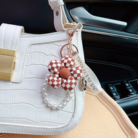 Porte-clés en gros avec fleurs mignonnes, pampilles de perles tendance, porte-clés de voiture, porte-clés féminin, accessoires créatifs pour sacs