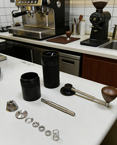 Nouveau design Moulin à <span class=keywords><strong>café</strong></span> pliable avec poignée en bois, outils de <span class=keywords><strong>café</strong></span> pour infusion extérieure, meule en acier inoxydable innovante et détachable - Product Image 5