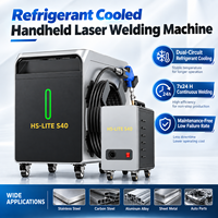 Machine de soudage laser portative à commande manuelle, équipée d'un système de réglage des paramètres par écran tactile.