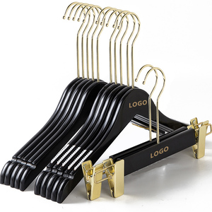 חולצת פרימיום אישית מעיל בגדים למבוגרים בגדים מתלה חליפת עץ מוטים זהב הוק קליפ יוקרה קולבי עץ שחור עם לוגו - Product Image 1