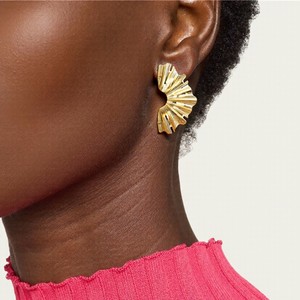 ต่างหูสตั๊ดเหล็กไทเทเนียมลายจีบสำหรับผู้หญิง 18k ทองคำเปลว สแตนเลสสตีล เครื่องประดับแฟชั่น ดีไซน์รูปใบไม้ - Product Image 2