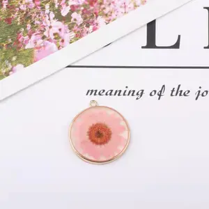 Unique Cute Daisy Resin Charm Real Dried Flower Design Pendant For Earring Necklace Pendant Findings