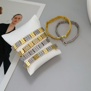 Bracelet de luxe plaqué or 18 carats avec motif floral texturé et pavé de zircone cubique pour femme, bijoux élégants en forme de trèfle à empiler, vente en gros - Product Image 1