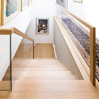 Rampe en verre moderne pour escaliers Support de fente inférieure avec fixation par pince métallique Rampe en verre avec cadre en bois Main courante