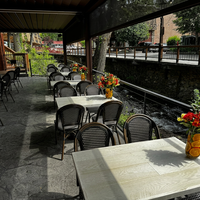 Meubles de bistrot d'extérieur empilables résistants aux intempéries, table à manger en bambou noir et blanc, chaise en rotin et aluminium pour patio