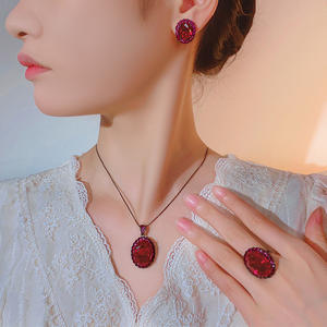 Ensemble de boucles d'oreilles pendantes en zircon rouge ovale 15*20MM en cuivre écologique, plaqué or noir haut de gamme, vente en gros - Product Image 6