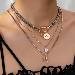 Collar de moda punk con colgante de múltiples capas, cadena mixta de oro y plata, con dije de estrella, pincho, moneda redonda y cierre. - Product Image 3