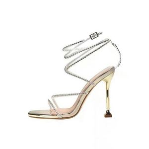 Nouvelles sandales à talons bas style féerique à brides croisées et bout ouvert - Product Image 2