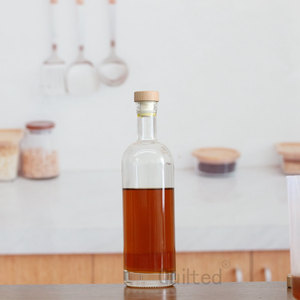 Grande <span class=keywords><strong>bouteille</strong></span> de gin fantaisie de 700/750 ml gravée à l'<span class=keywords><strong>acide</strong></span> avec bouchon en liège, options de couleur personnalisables, forme sur mesure et conforme aux normes alimentaires - Product Image 3
