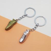 Porte-clés 3D en alliage en forme de crampon de football, mini pendentif chaussure de foot, ballon de football en métal, accessoire de sac à dos, cadeau pour garçons