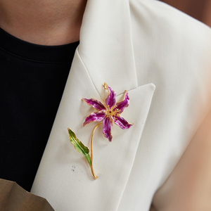 Broche Fleur de Lys Vintage en Cuivre Plaqué Or, Émail à Basse Température et Grenat Incrusté, Épingle de Revers Florale, Bijou Cadeau pour Femme - Product Image 6