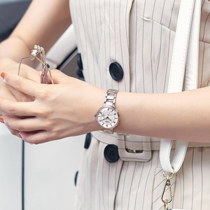 Reloj Elegante de Oro para Mujer, Esfera Redonda de 30 mm, Movimiento de Cuarzo, Visualización de Fecha, Cierre de Mariposa, Cristal Mineral, Estilo de Lujo - Product Image 3