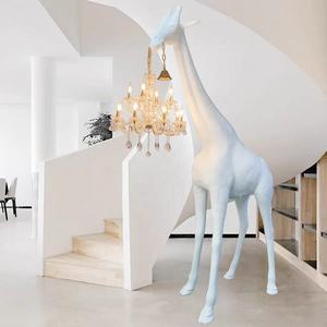 Elegante lámpara <span class=keywords><strong>de</strong></span> pie <span class=keywords><strong>de</strong></span> jirafa <span class=keywords><strong>de</strong></span> resina hecha a mano con candelabro <span class=keywords><strong>de</strong></span> cristal-<span class=keywords><strong>escultura</strong></span> artística con tema <span class=keywords><strong>de</strong></span> flores iluminación para interiores <span class=keywords><strong>de</strong></span> lujo - Product Image 1