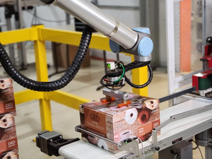 Cobot industriel compact bibo à 6 axes UR3e avec une capacité de 3 kg et une rotation infinie pour l'entretien des machines - Product Image 4