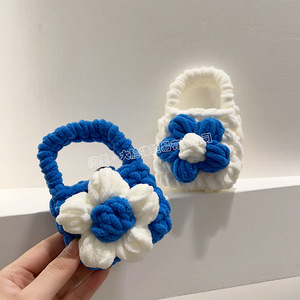 Estuche para Auriculares Dali Tejido a Crochet con Diseño de Camelia, Suave y Universal para AirPods Pro - Product Image 2