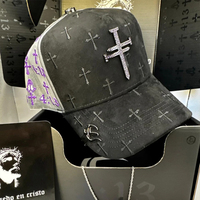 Gorra Trucker de Malla de Gamuza de Alta Calidad con MOQ Bajo, Estilo Urbano, con Logotipo Bordado Personalizado y Pines Metálicos Cruzados