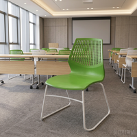 Chaise de conférence moderne en plastique perforé avec structure et dossier métalliques pour salles de classe et auditoriums (sièges de formation)