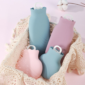 Bouteille d'eau chaude avec couvercle pelucheux doux et sûr hiver chaud, cou en caoutchouc longue bouteille d'eau chaude usine vente en gros - Product Image 2