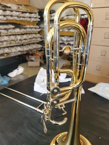 <span class=keywords><strong>Trombone</strong></span> basse à double piston haute performance, fabrication artisanale exquise, laiton doré, tonalité BB - Product Image 4