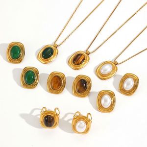 Conjunto de Collar y Pulsera de Acero Inoxidable con Baño de Oro PVD de 18K, Diseño Trébol, Resistente al Agua y al Deslustre, Joyería que se Vende por Separado - Product Image 3
