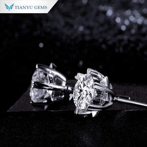 Boucles d'oreilles clous en moissanite ronde à six griffes, plaquées argent et or, classiques, élégantes et minimalistes, de Tianyu Gems. - Product Image 5