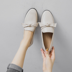 2025 automne nouveaux mocassins polyvalents semelle plate <span class=keywords><strong>chaussure</strong></span> unique un <span class=keywords><strong>pied</strong></span> coup de <span class=keywords><strong>pied</strong></span> britannique femmes petites chaussures en cuir grande taille - Product Image 2