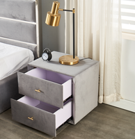 Ensemble de chambre à coucher italien moderne et élégant avec lit relevable à vérin à gaz en velours, taille Queen/King, et table de chevet assortie